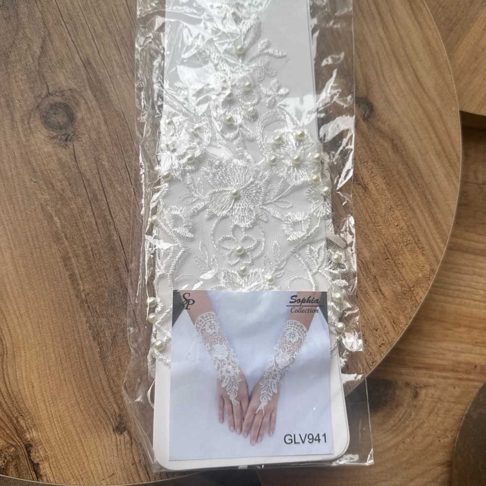 White Lace Fingerless Gloves: Gothic Wedding Wrist Cuffs/Halloween accessory